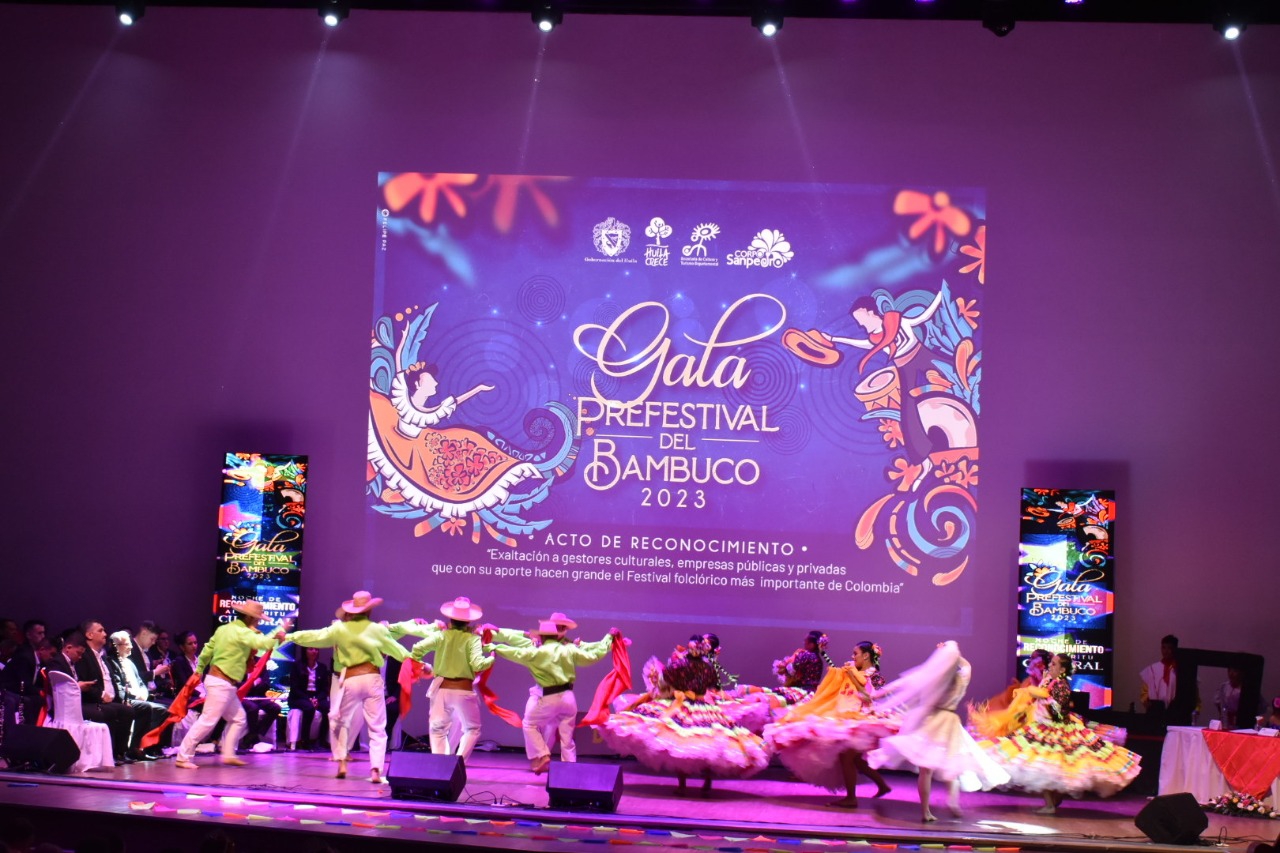 En homenaje especial, Gobierno “Huila Crece” y Corposanpedro exaltaron a gestores culturales y empresas que participan en el Festival del Bambuco en San Juan y San Pedro