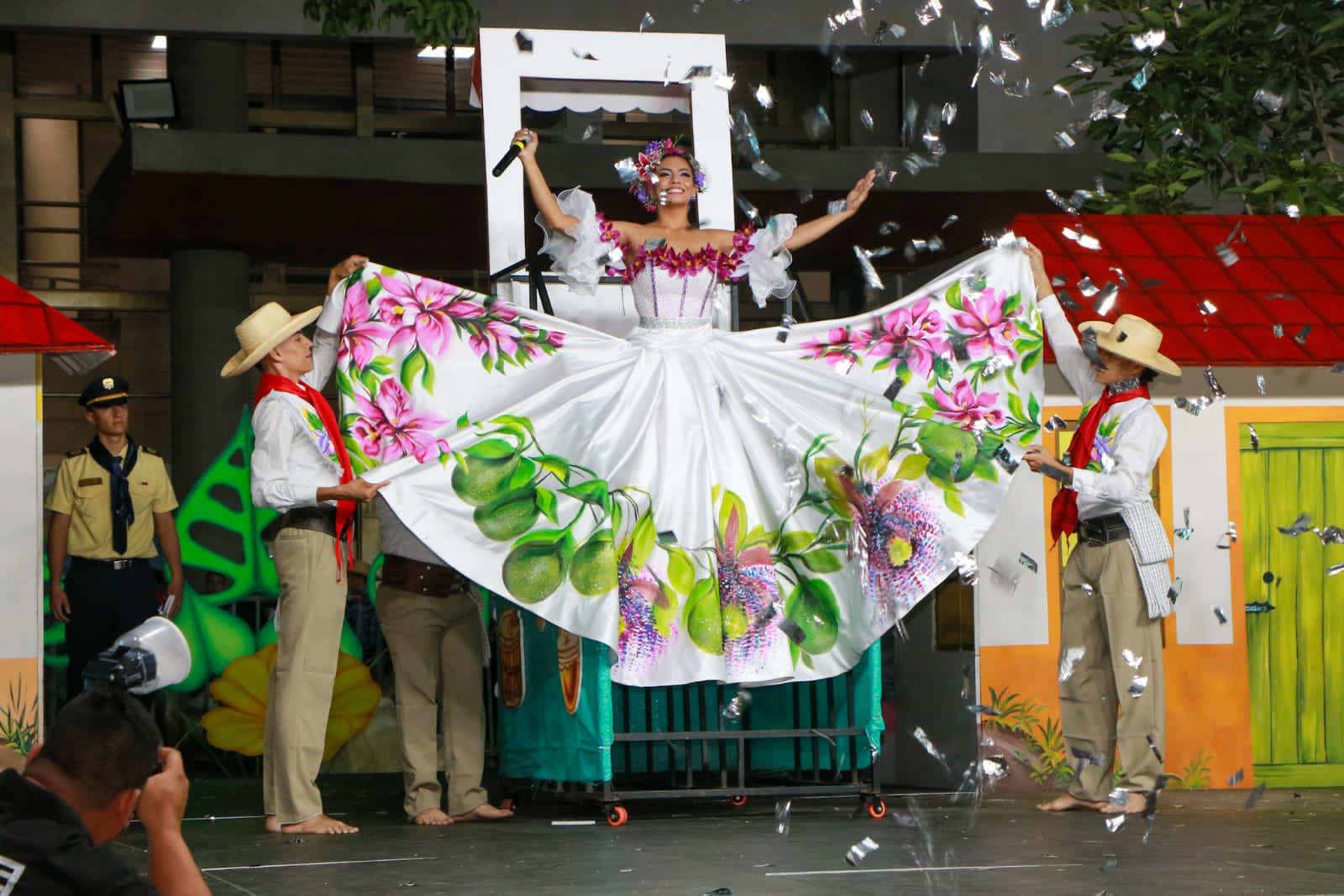 Gran Muestra Folclórica Presentada Por Las Candidatas Al Reinado Departamental Del Bambuco