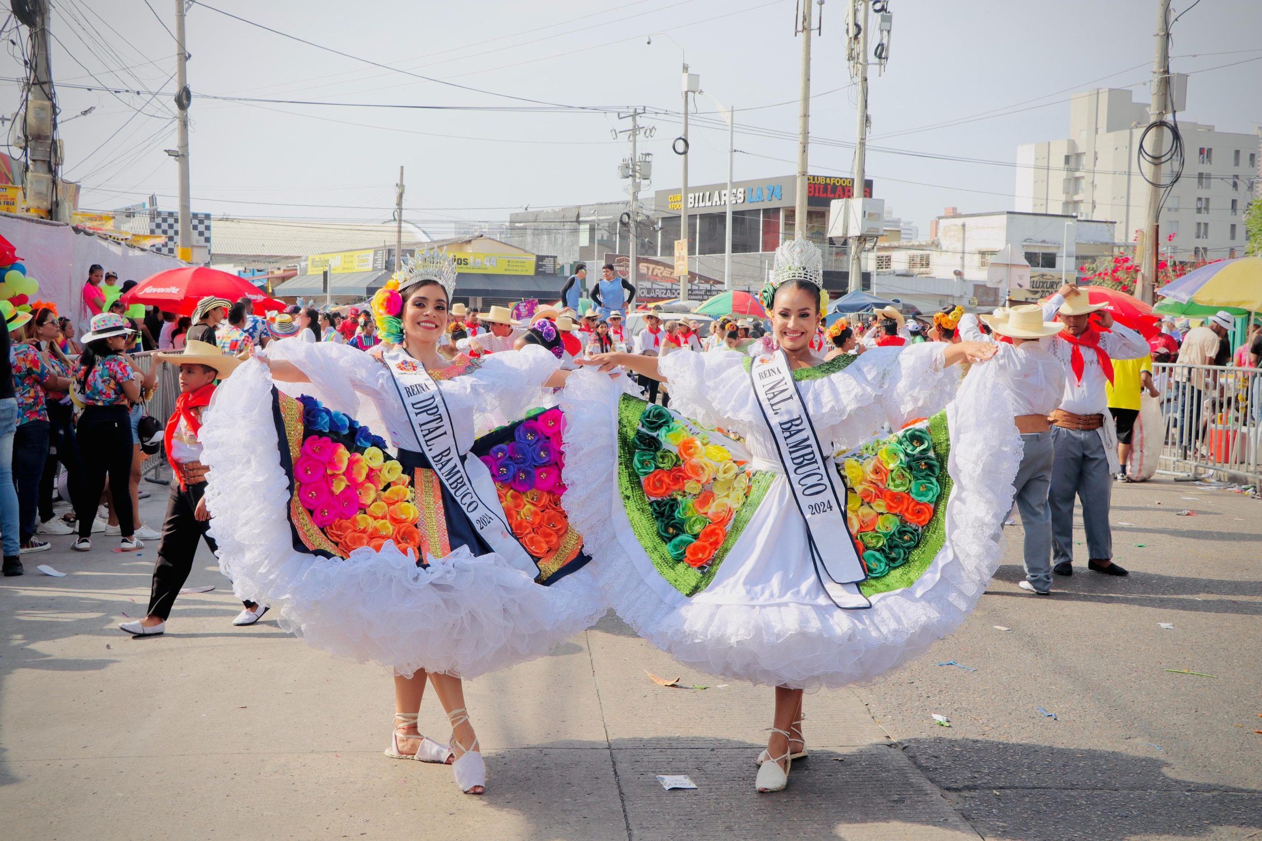 El Huila se Luce en el Carnaval de Barranquilla 2025: Reinas Nacional y Departamental Deslumbran con su Folclor